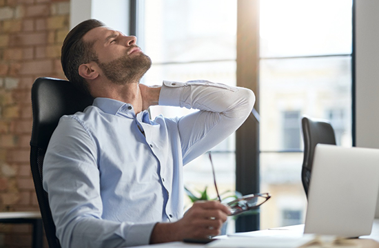 Cómo prevenir lesiones en el miembro superior si trabajas en oficina.